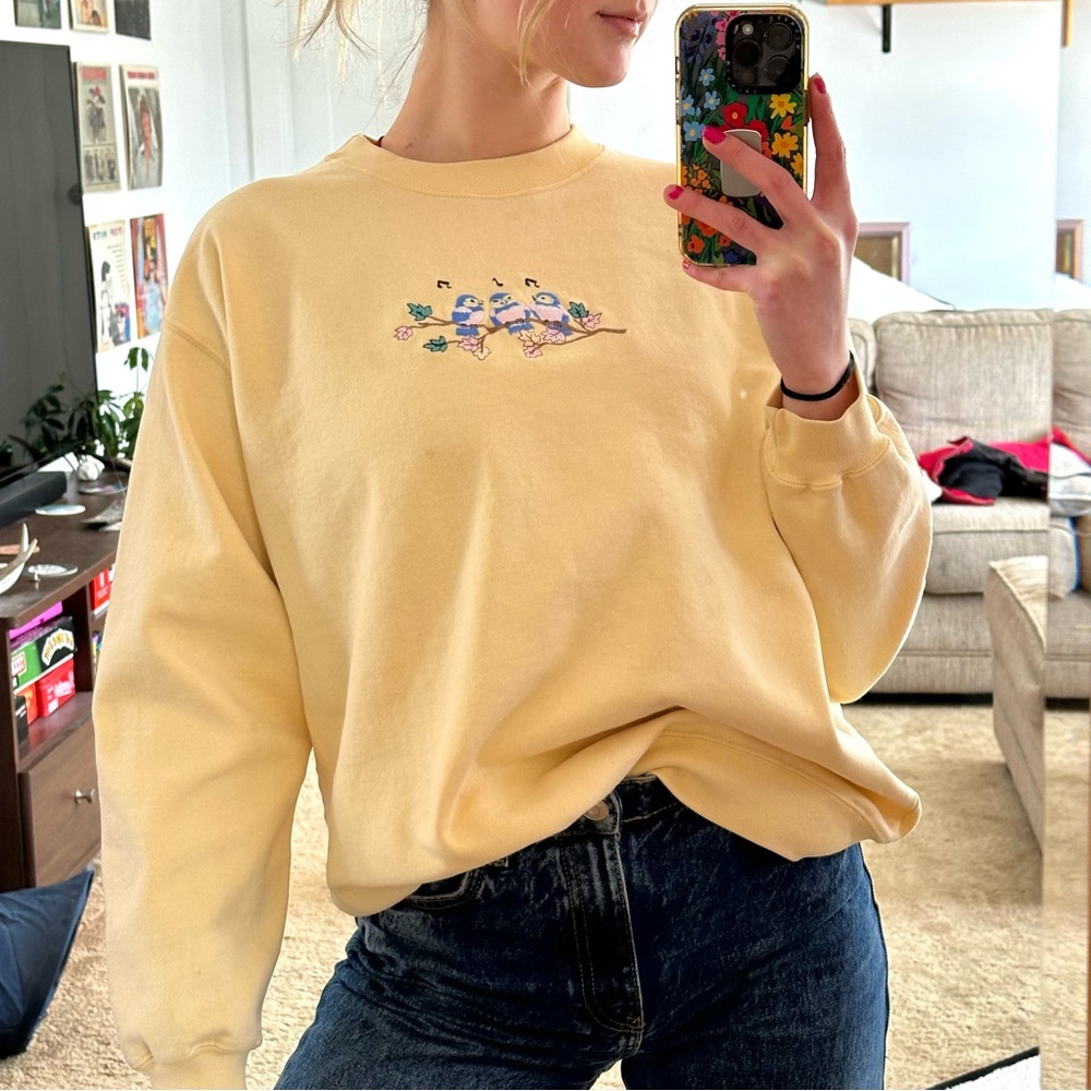 Vintage yellow embroidered crewneck